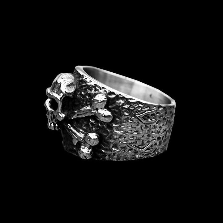 Vintage Skull and Crossbones Pirate Ring side view